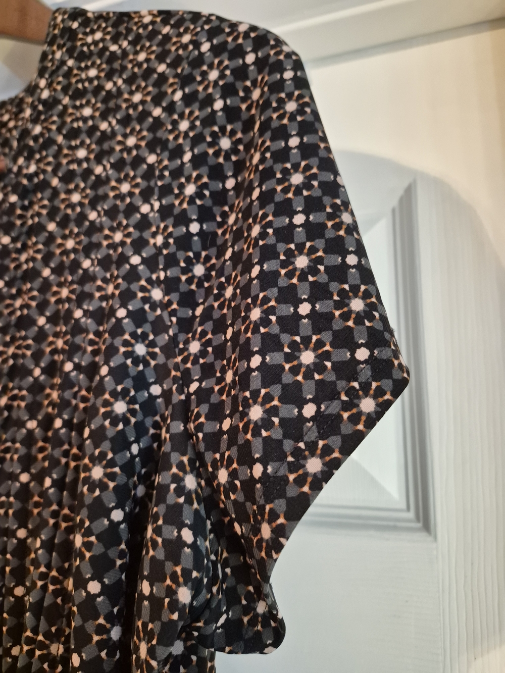 Roz & Ali Black Short-Sleeve Printed V-Neck Top 2x - Picture 3 of 8